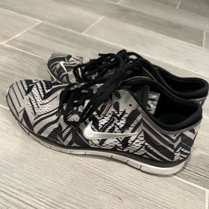 NIKE - WOMEN - W FREE RUN 5.0 - BLACK/WHITE/VOLT